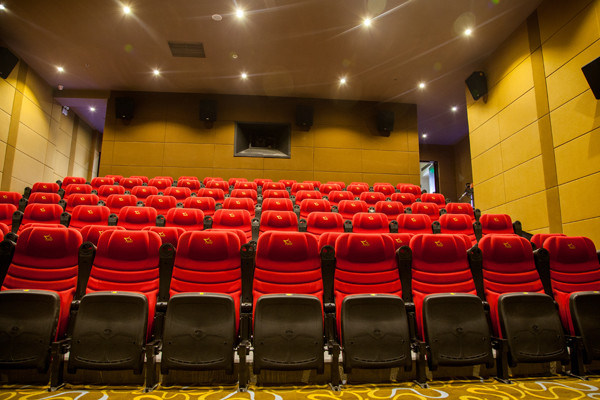 Alta resistência ao desgaste assentos de sala de teatro flexíveis apoios de braços de plástico cor não desbotada