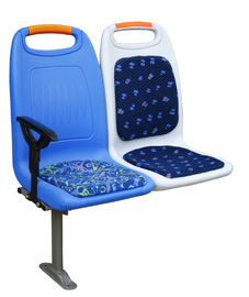 Alise os assentos plásticos urbanos de superfície do ônibus um molde da parte terminado com mão Frip