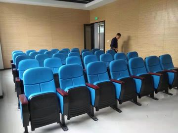 Cadeiras do auditório da tampa de tela de matéria têxtil, Memorial Stadium que assenta a cor azul