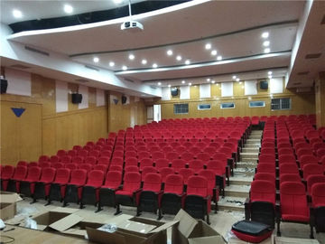 O auditório acolchoado preside o conforto aumentado do espaço economia dobrável com suporte de copo